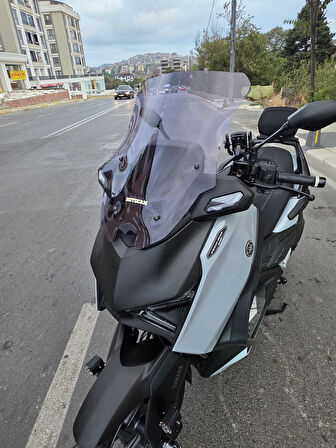 MOTOCAM Yamaha Xmax Techmax Siperlik Ön Cam 2025 Model 63cm Füme Renkli 4mm Asansörlü