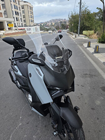 MOTOCAM Yamaha Xmax Techmax Siperlik Ön Cam 2025 Model 63cm Şeffaf Renkli 4mm Asansörlü