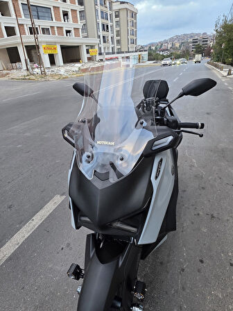 MOTOCAM Yamaha Xmax Techmax Siperlik Ön Cam 2025 Model 63cm Şeffaf Renkli 4mm Asansörlü