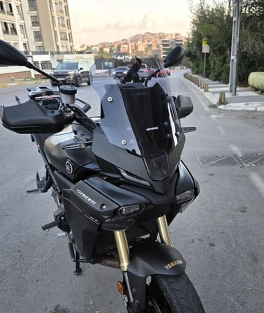 MOTOCAM Yamaha Tracer 9 GT Ön Cam 2025-2026 Model 37cm Füme Renkli 4mm SPORTİF