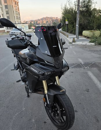 MOTOCAM Yamaha Tracer 9 GT Ön Cam 2025-2026 Model 37cm Siyah Renkli 4mm SPORTİF