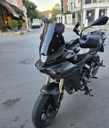 MOTOCAM Yamaha Tracer 9 GT Ön Cam 2025-2026 Model 37cm Siyah Renkli 4mm SPORTİF