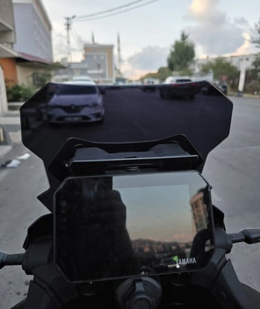 MOTOCAM Yamaha Tracer 9 GT Ön Cam 2025-2026 Model 37cm Siyah Renkli 4mm SPORTİF