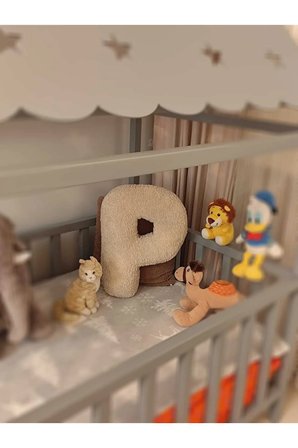 Peluş P Harfi yastık, dekoratif kırlent, krem rengi kuzu teddy kumaş, büyük boy