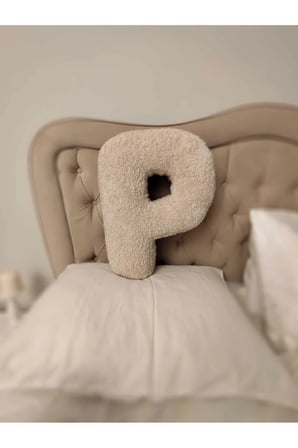 Peluş P Harfi yastık, dekoratif kırlent, krem rengi kuzu teddy kumaş, büyük boy