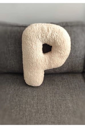 Peluş P Harfi yastık, dekoratif kırlent, krem rengi kuzu teddy kumaş, büyük boy