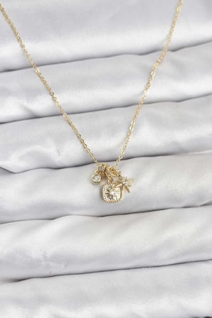 hediyelik Pirinç Gold Renk Minimal Charmlı Kadın Kolye