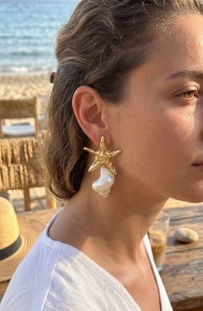 hediyelik Doğal Deniz Kabuğu ve Gold Renk Yıldız Model Kadın Küpe