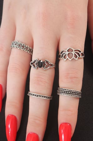 hediyelik Gümüş Renk Lotus Model Siyah Kristal Taş Detay Bayan Yüzük Kombin
