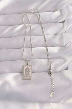 hediyelik 316L Çelik Gümüş Renk Pembe Mineli El Figür Tarot Kolye