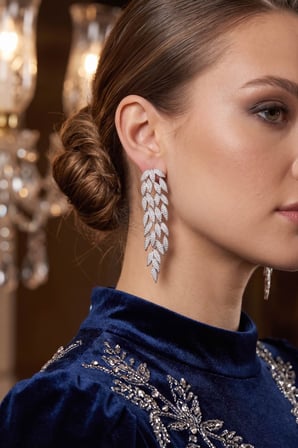 hediyelik Gümüş Renk Zirkon Taşlı Sarmaşık Yaprak Model Kadın Abiye Küpe