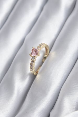 hediyelik Gold Renk Zirkon Taşlı Pembe Kristal Kalp Model Kadın Yüzük