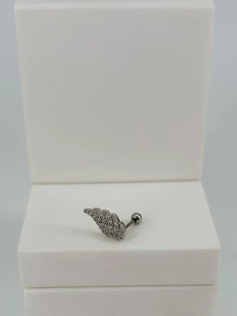 hediyelik Rodyum Zirkon Taşlı Uç Kısmı : Pirinç Kıkırdak Bar Uzunluğu : 6 Mm / Bar Kalınlığı 0.8 Mm / Top Boyu 3 Mm  - Pt0055