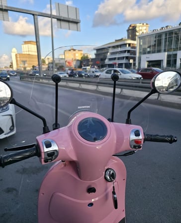 MOTOCAM Yuki Bellini 125 Ön Cam 2024-2026 Model 44cm Şeffaf Renkli 4mm