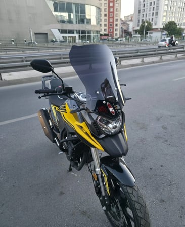 MOTOCAM Yuki KPT 250 Ön Cam 2025-2026 Model 54cm Siyah Renkli 4mm