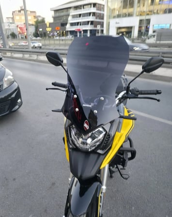 MOTOCAM Yuki KPT 250 Ön Cam 2025-2026 Model 54cm Siyah Renkli 4mm