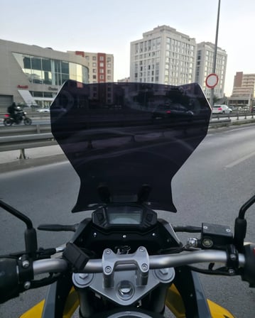 MOTOCAM Yuki KPT 250 Ön Cam 2025-2026 Model 54cm Siyah Renkli 4mm