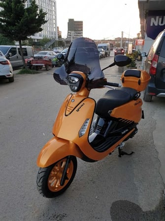 MOTOCAM Yuki Gelato 125 Ön Cam 2023-2026 Model 43cm Siyah Renkli 4mm APARATSIZ