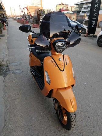 MOTOCAM Yuki Gelato 125 Ön Cam 2023-2026 Model 43cm Siyah Renkli 4mm APARATSIZ