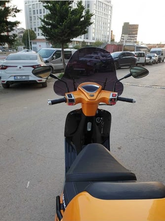 MOTOCAM Yuki Gelato 125 Ön Cam 2023-2026 Model 43cm Siyah Renkli 4mm APARATSIZ