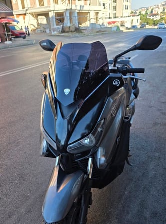 MOTOCAM Yamaha Xmax Ön Cam 2014-2017 Model 36cm Siyah Renkli 4mm SPORTİF