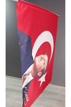 100x150cm Atatürk İmzalı Raşel Kumaş Sopalı Bayrak – Dayanıklı ve Kaliteli Dijital Baskı