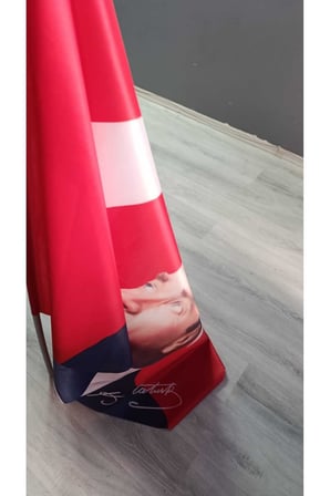100x150cm Atatürk İmzalı Raşel Kumaş Sopalı Bayrak – Dayanıklı ve Kaliteli Dijital Baskı