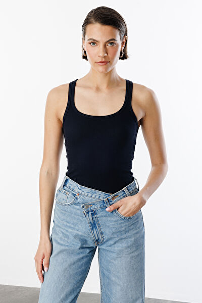 GENIUS Kadın Atlet, Body