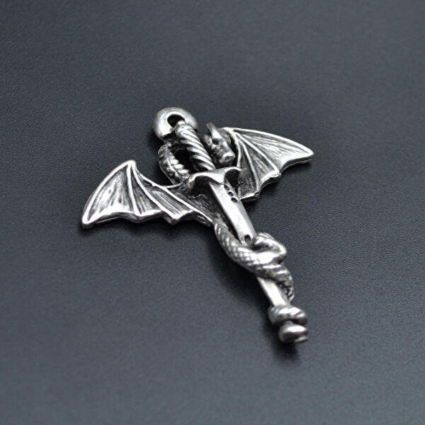 Bu Farklı Kolye, Zincir, Künye