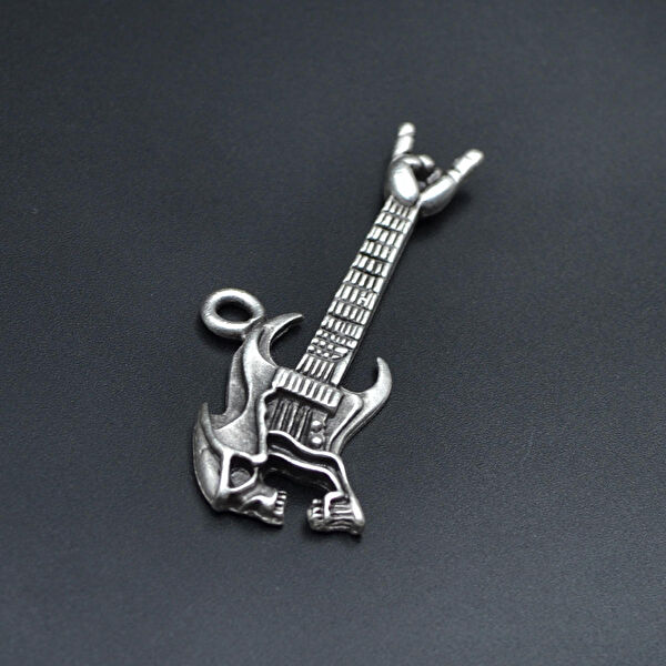 Bu Farklı Kolye, Zincir, Künye