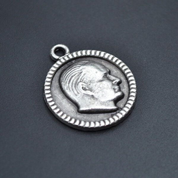 Bu Farklı Kolye, Zincir, Künye