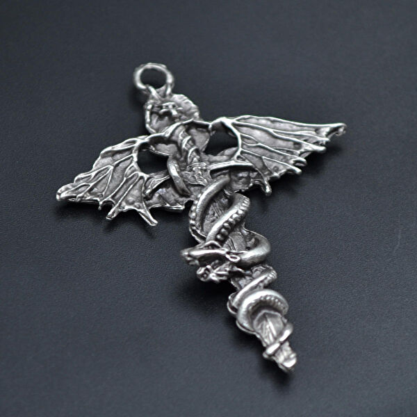 Bu Farklı Kolye, Zincir, Künye