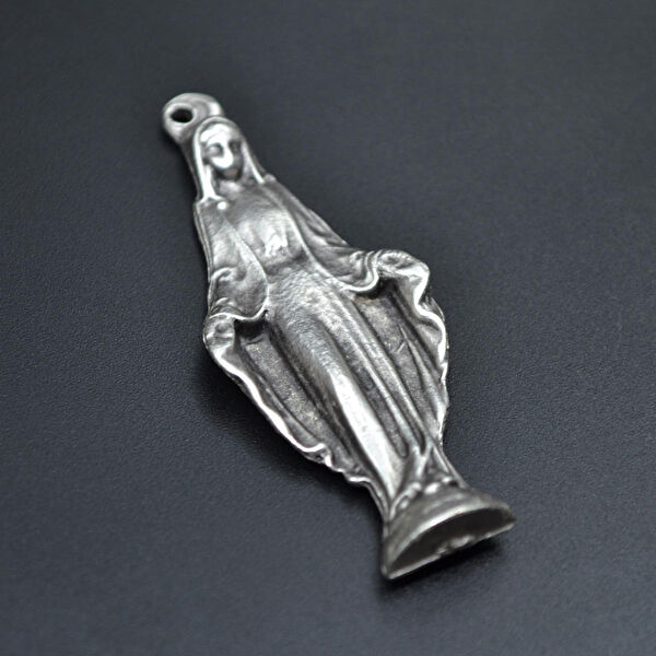 Bu Farklı Kolye, Zincir, Künye