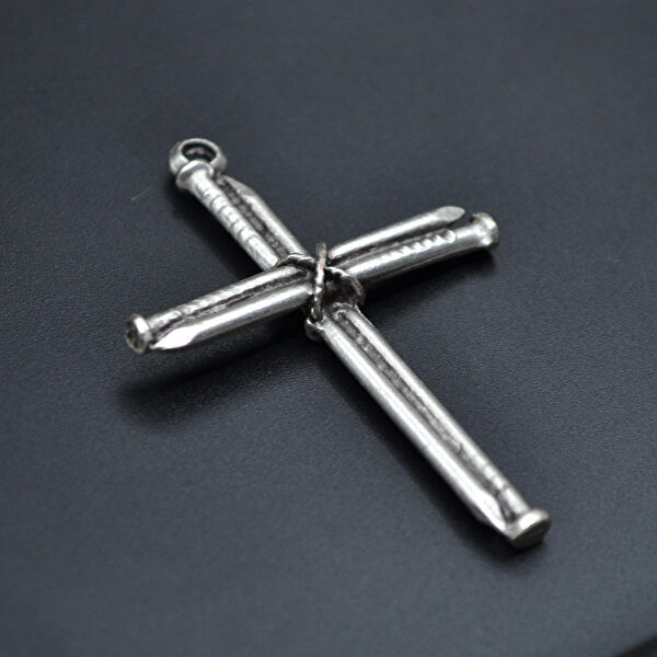 Bu Farklı Kolye, Zincir, Künye