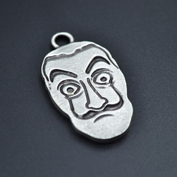 Bu Farklı Kolye, Zincir, Künye