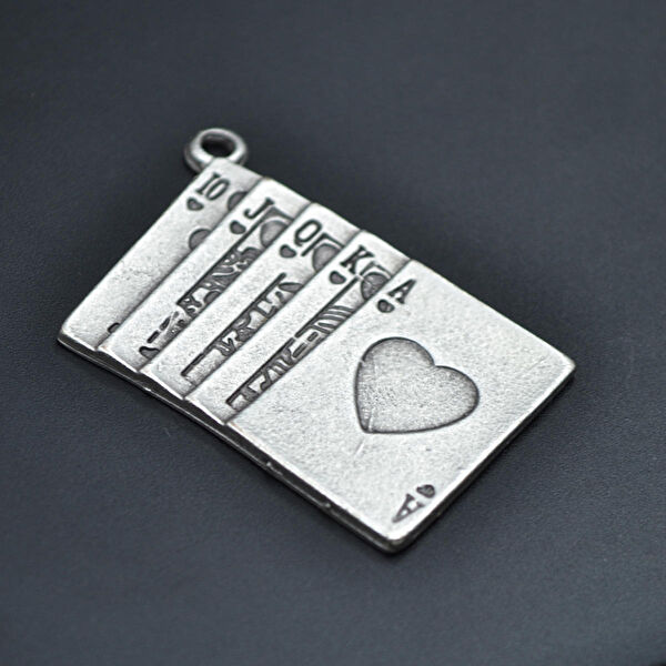 Bu Farklı Kolye, Zincir, Künye