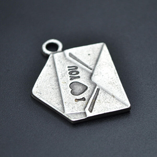 Bu Farklı Kolye, Zincir, Künye