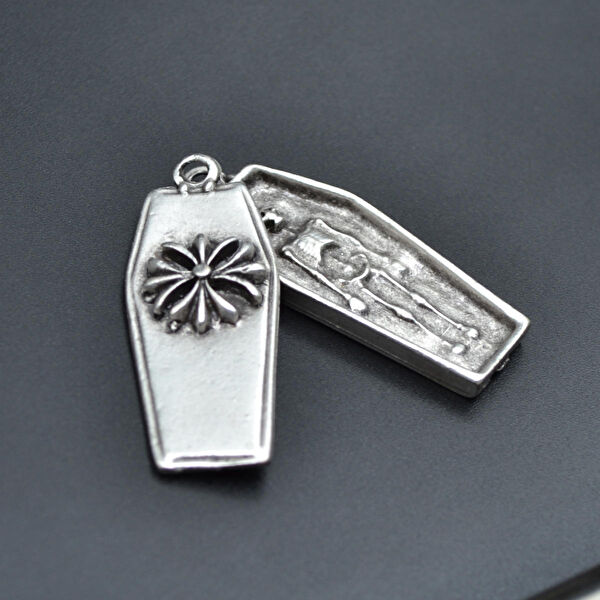 Bu Farklı Kolye, Zincir, Künye