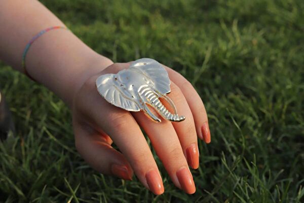 Bu Bu Kadın Yüzük