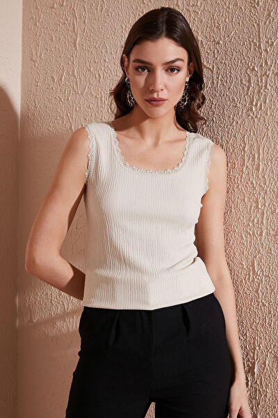 Lela Kadın Atlet, Body