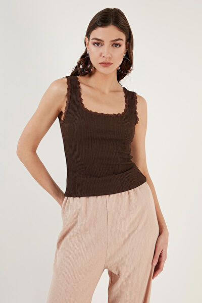 Lela Kadın Atlet, Body