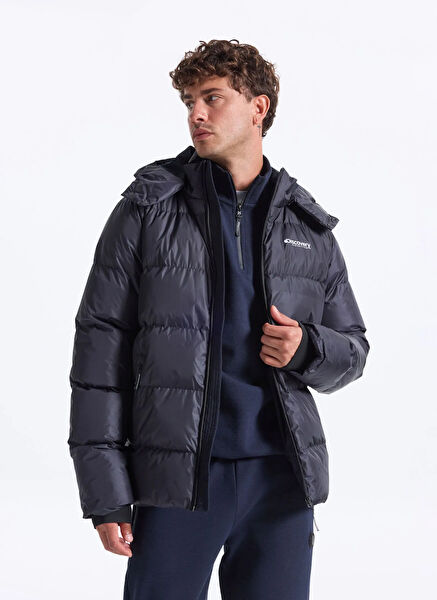 Discovery Expedition Erkek Mont, Kaban