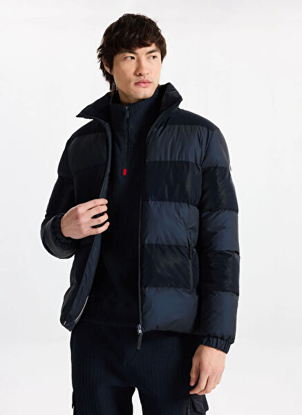 Discovery Expedition Erkek Mont, Kaban