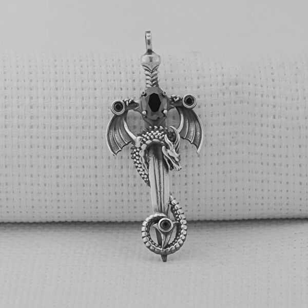 Mona Roza Kolye, Zincir, Künye