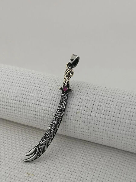 Mona Roza Kolye, Zincir, Künye