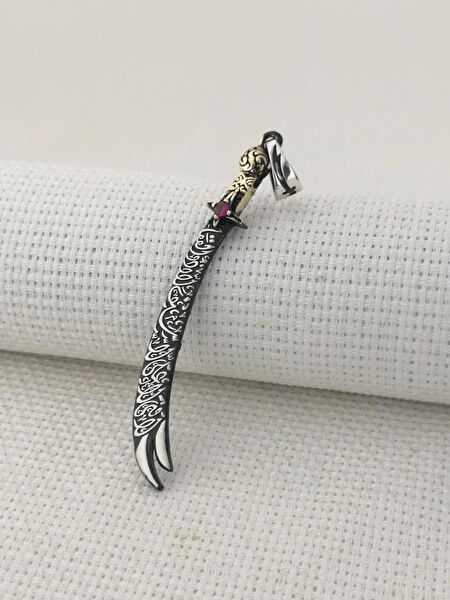 Mona Roza Kolye, Zincir, Künye