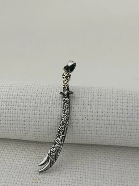 Mona Roza Kolye, Zincir, Künye