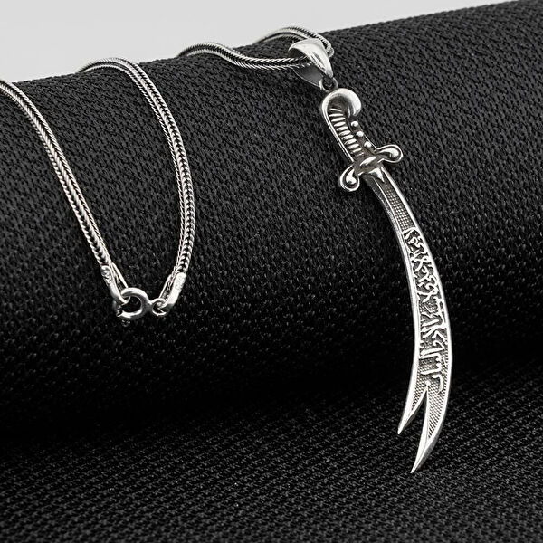 Mona Roza Kolye, Zincir, Künye