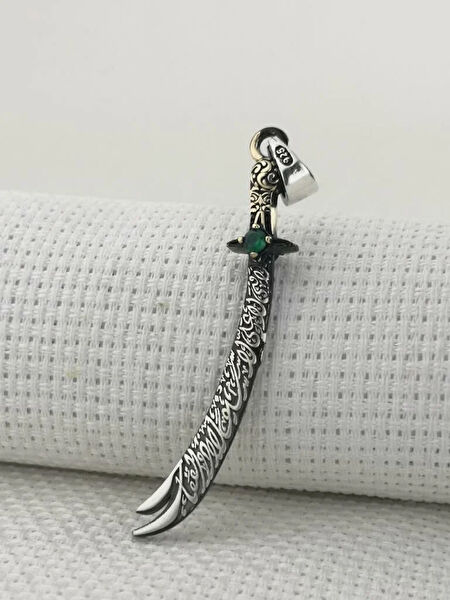 Mona Roza Kolye, Zincir, Künye