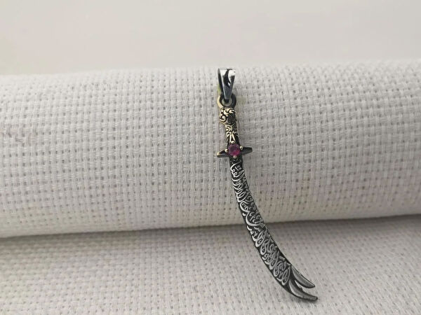 Mona Roza Kolye, Zincir, Künye